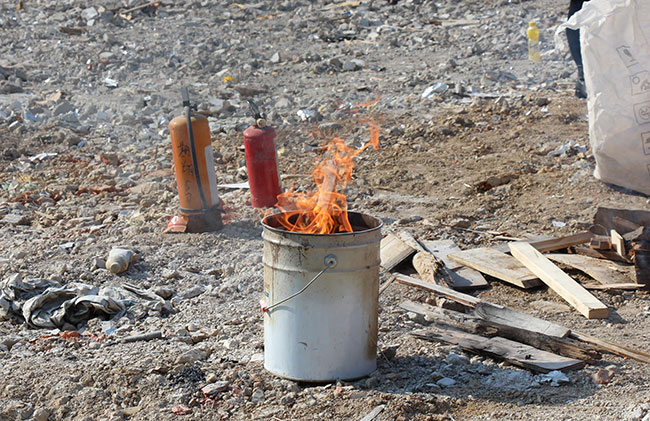 ZLG理工組織進(jìn)行滅火實操演練