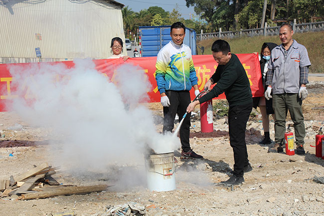 ZLG理工組織進(jìn)行滅火實操演練